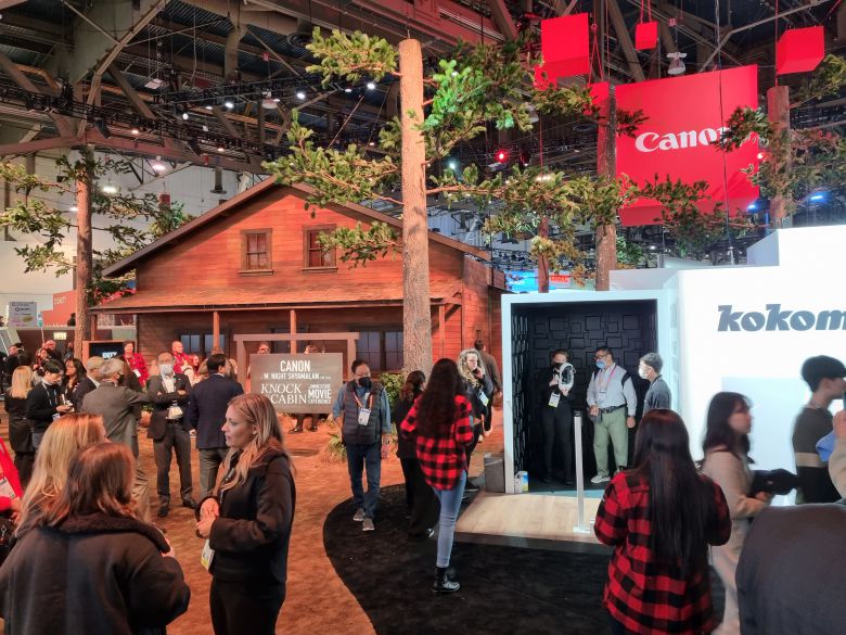 CES 2023 폐막을 하루 앞둔 7일(현지시간) 미국 라스베이거스컨벤션센터 캐논 전시장에 영화 ‘식스센스’의 M.나이트 샤말란 감독과 협업한 오두막 형태 체험 공간이 마련돼 있다.라스베이거스 김민석 기자