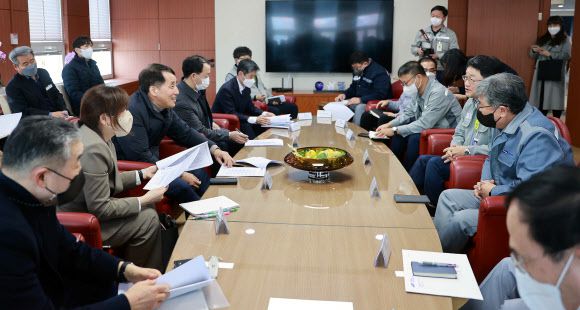 장영진 1차관, 조선업계 인력 현안 간담회 주재 - 장영진 산업통상자원부 1차관이 9일 경남 거제시에 위치한 대우조선해양 회의실에서 ‘조선업계 인력 현안 간담회’를 주재하고 있다. 2023.1.9 [업통상자원부 제공