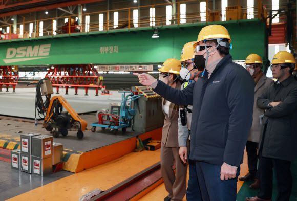 장영진 1차관, 대우조선해양 소장과 선박건조 현장 방문 - 장영진 산업통상자원부 1차관이 9일 경남 거제시에 위치한 대우조선해양 선박건조 현장을 방문하여 우제혁 대우조선해양 소장으로부터 회사 운영현황 및 애로사항을 청취하고 있다. 2023.1.9 산업통상자원부 제공