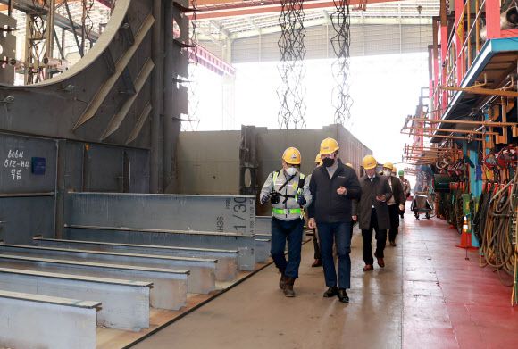 산업부, 대우조선해양 선박건조 현장 방문 -  장영진 산업통상자원부 1차관이 9일 경남 거제시에 위치한 대우조선해양 선박건조 현장을 방문하여 우제혁 대우조선해양 소장으로부터 회사 운영현황 및 애로사항을 청취하고 있다. 2023.1.9 산업통상자원부 제공
