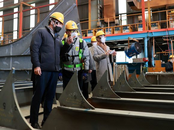 장영진 1차관, 대우조선해양 선박건조 현장 방문 - 장영진 산업통상자원부 1차관이 9일 경남 거제시에 위치한 대우조선해양 선박건조 현장을 방문하여 우제혁 대우조선해양 소장으로부터 회사 운영현황 및 애로사항을 청취하고 있다. 2023.1.9 산업통상자원부 제공