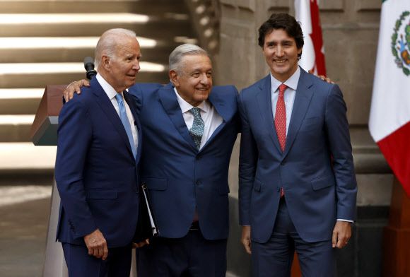 10일(현지시간) 멕시코시티에서 열린 ‘제10차 북미 3국 정상회의’에서 조 바이든(왼쪽) 미국 대통령과 안드레스 마누엘 로페스 오브라도르(가운데) 멕시코 대통령, 쥐스탱 트뤼도 캐나다 총리가 어깨동무를 하며 친분을 과시하고 있다. - 멕시코시티 EPA 연합뉴스