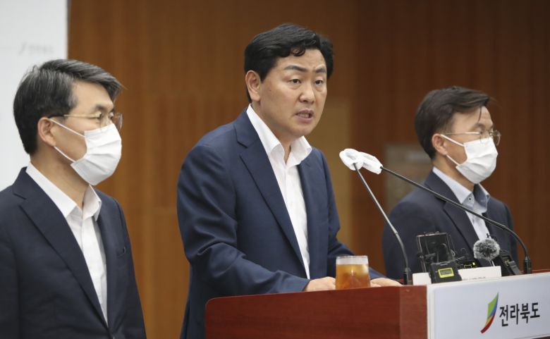 김관영 전북지사가 지난해 8월 하이퍼튜브 종합시험센터 유치 성공을 도민들에게 발표하고 있다. 전북도 제공