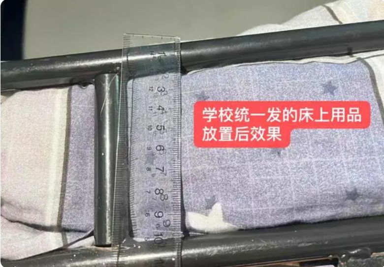 중국의 한 대학교 기숙사 2층 침대에서 떨어진 학생이 결국 목숨을 잃었다. 유가족들이 불법 개조된 저가의 기숙사 시설을 촬영해 SNS에 공유했다. 출처_웨이보