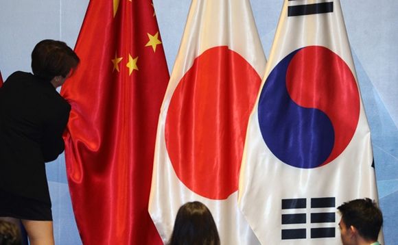 한중일 - 15일 오후 싱가포르 선텍(SUNTEC) 컨벤션 센터에서 열린 제21차 아세안(ASEAN·동남아국가연합)+3 정상회의 관계자가 회의장의 국기를 손질하고 있다. 2018.11.15.