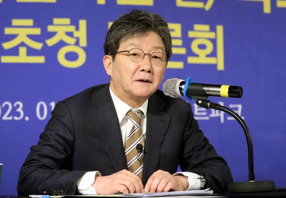 유승민 전 국민의힘 의원이 11일 오전 대구 아트파크에서 열린 대구·경북 언론인 모임 ‘아시아포럼21’ 초청토론회에서 발언하고 있다. 2023.1.11 연합뉴스