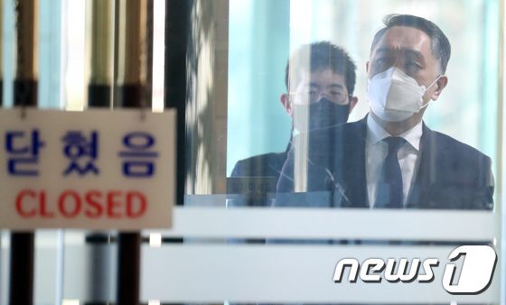 주한일본대사관 대사대리 자격으로 나미오카 다이스케 경제공사가 지난 20일 서울 종로구 외교부 청사로 초치되고 있다.  이날 일본 정부는 일제강점기 조선인 강제노역을 시행했던 니가타현 사도광산의 세계문화유산 등재를 위한 정식 추천서를 유네스코에 다시 제출했다. 뉴스1