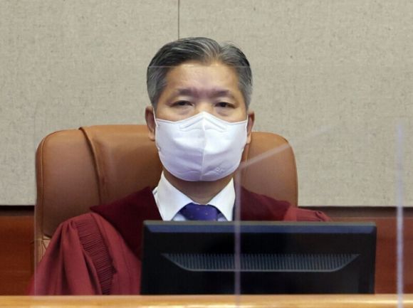 이영진 헌법재판관이 지난해 10월 13일 출입국관리법 63조 1항 위헌제청사건 공개변론을 위해 헌재 대심판정에 입장하고 있다. 연합뉴스