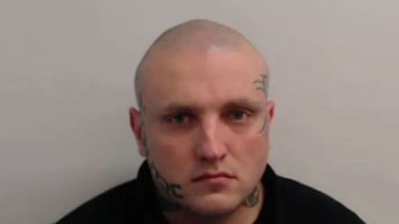 원래는 이런 거친 외모의 남성 애덤 그레이엄이었다.