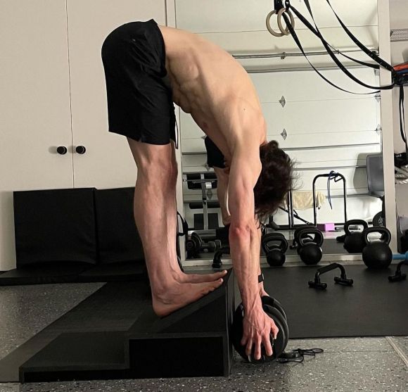 18세 몸으로 ‘회춘’ 위해 매년 200만 달러(약 25억원)을 투자 중인 미국의 억만장자 브라이언 존슨(45). 브라이언 존슨 SNS 캡처