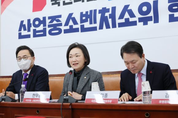 발언하는 한무경 의원 - 발언하는 한무경 의원     (서울=연합뉴스) 이정훈 기자 = 국민의힘 한무경 의원이 18일 오전 국회에서 열린 규제개혁추진단 산업중소벤처소위 현안간담회에서 발언하고 있다. 왼쪽부터 국민의힘 홍석준 규제개혁추진단장, 한 의원, 성일종 정책위의장. 2023.1.17     uwg806@yna.co.kr (끝)