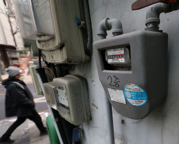 계속되는 난방비 부담 - 올겨울 최강 한파가 덮친 가운데 도시가스 요금 인상으로 인한 난방비 부담이 커지고 있다. 사진은 29일 오후 서울시내 가스계량기. 2023.1.29 연합뉴스