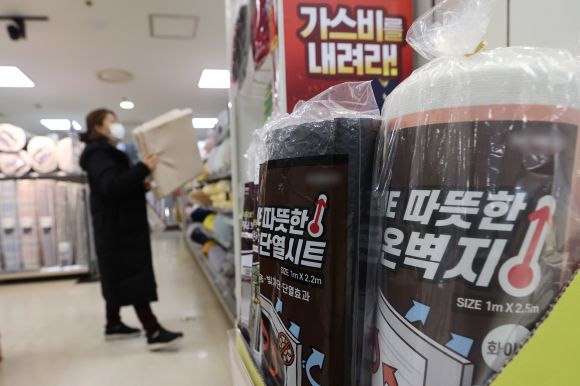 ‘가스비를 내려라’ - 한파가 이어지고 있는 가운데 26일 오후 서울 시내 한 마트에 문풍지를 비롯한 단열용품이 진열돼 있다. 2023.1.26  연합뉴스