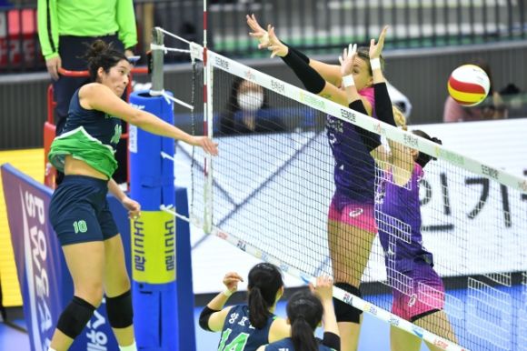 현대건설 야스민(왼쪽)이 지난해 11월 1일 흥국생명전에서 날아올라 강스파이크를 터뜨리고 있다. [서울신문 db]