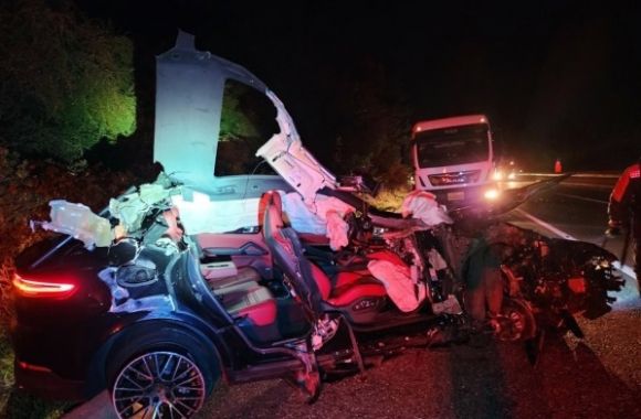 트럭과 부딪혀 파손된 포르쉐 차량. 2022.10.26. 전북소방본부 제공