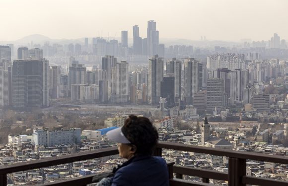 새해에도 서울 아파트 하락세 계속…KB시세로 낙폭 커져 - 29일 KB국민은행의 주택가격 동향 조사 결과에 따르면 이달(16일 조사 기준) 전국 주택(아파트·연립·다세대·단독주택 포함) 평균 매매가는 전월 대비(이하 모두 전월 대비) 1.31% 하락했다. 사진은 이날 오후 남산에서 바라본 서울 모습.  연합뉴스