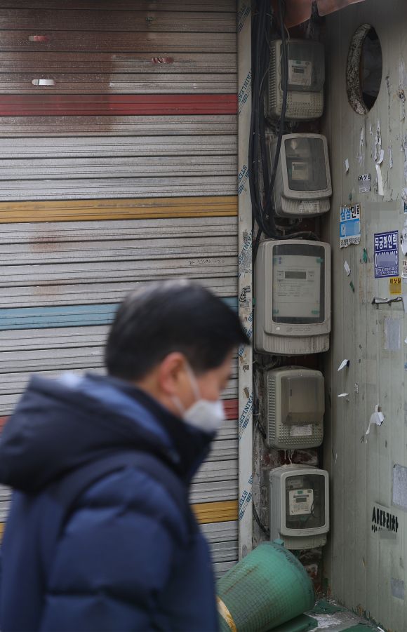 공공요금의 부담 - 새해 첫 달 물가가 5% 넘게 오르며 3개월 만에 상승 폭이 확대된 가운데 그 이유로는 공공요금 인상의 영향이 컸다. 지난달 전기·가스·수도는 1년 전보다 28.3% 급등해 별도 통계 작성이 시작된 2010년 이후 최고치를 경신했다. 2일 오후 서울시내 한 건물에 전기 계량기가 나란히 설치돼 있다. 2023.2.2 연합뉴스