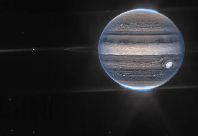 제임스 웹 우주망원경이 포착한 목성과 고리, 위성들의 모습. 사진=NASA, ESA, CSA, Jupiter ERS Team; image processing by Ricardo Hueso (UPV/EHU) and Judy Schmidt.