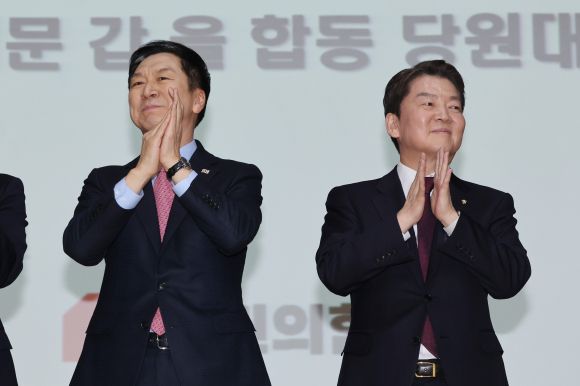 박수 치는 김기현-안철수 - 국민의힘 김기현 당 대표 후보(왼쪽)와 안철수 당 대표 후보가 5일 오후 서울 동대문구청 대강당에서 열린 국민의힘 동대문구 갑을 합동 당원대회에서 기념촬영을 위해 단상에 올라가 있다. 2023.2.5  연합뉴스