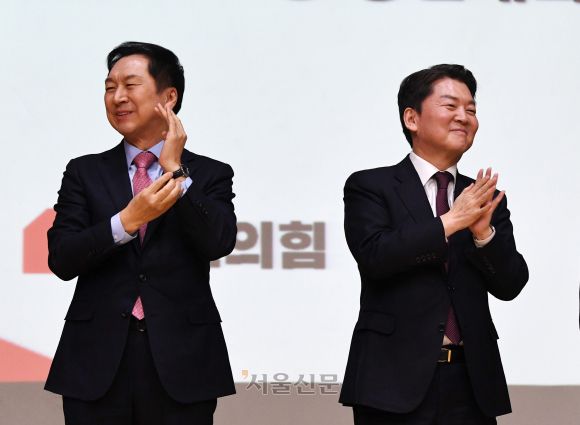 국민의힘 김기현, 안철수 당 대표 후보가 5일 오후 서울 동대문구청 대강당에서 열린 국민의힘 동대문구 갑을 합동 당원대회에서 박수를 치고 있다. 2023.2.5.  도준석 기자