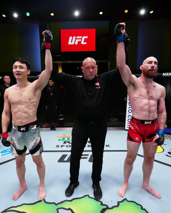 3년 2개월 만에 UFC에 복귀한 ‘코리안 슈퍼보이’ 최두호가 5일(한국시간) 미국 네바다주 라스베이거스 UFC에이펙스에서 열린 UFC 파이트 나이트 페더급 경기에서 카일 넬슨과 무승부를 거뒀다.  UFC 제공