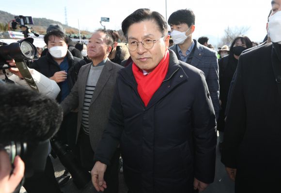 박근혜 달성군 사저 찾은 황교안 - 국민의힘 당권주자인 황교안 전 미래통합당(국민의힘 전신) 대표가 2일 박근혜 전 대통령의 생일을 맞아 화환 등 선물을 가지고 박 전 대통령의 대구 달성군 사저를 방문하고 있다. 황 전 대표는 박 전 대통령을 만나지는 못하고 선물만 사저 관계자들에게 전달했다. 2023.2.2 연합뉴스