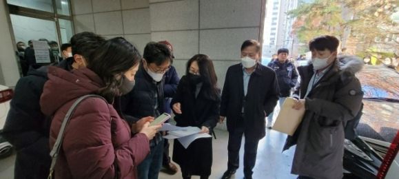 공정거래위원회 조사관들이 지난해 12월 2일 오전 서울 강서구 등촌동 공공운수노조 건물 앞에서 화물연대의 부당한 공동행위 및 사업자단체 금지행위 위반 여부 등을 조사하기 위해 대기하고 있다. 뉴스1