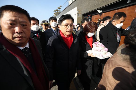 박근혜 달성군 사저 찾은 황교안 - 국민의힘 당권주자인 황교안 전 미래통합당(국민의힘 전신) 대표가 2일 박근혜 전 대통령의 생일을 맞아 화환 등 선물을 가지고 박 전 대통령의 대구 달성군 사저를 방문하고 있다. 황 전 대표는 박 전 대통령을 만나지는 못하고 선물만 사저 관계자들에게 전달했다. 2023.2.2 연합뉴스