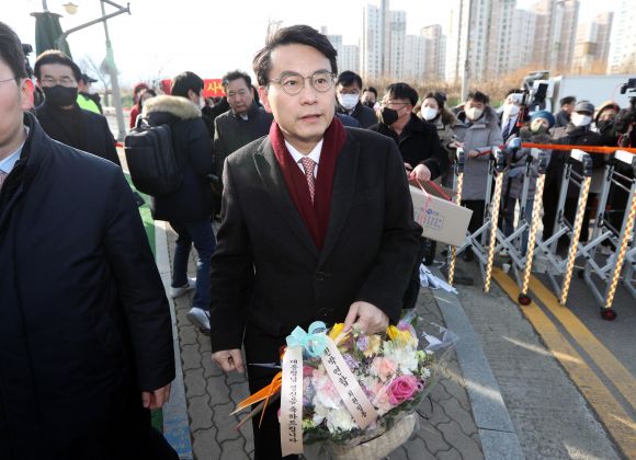 박근혜 달성군 사저 찾은 윤상현 - 국민의힘 윤상현 의원이 2일 박근혜 전 대통령의 생일을 맞아 화환 등 선물을 가지고 박 전 대통령의 대구 달성군 사저를 방문하고 있다. 윤 의원은 박 전 대통령을 만나지는 못하고 선물만 사저 관계자들에게 전달했다. 2023.2.2 연합뉴스