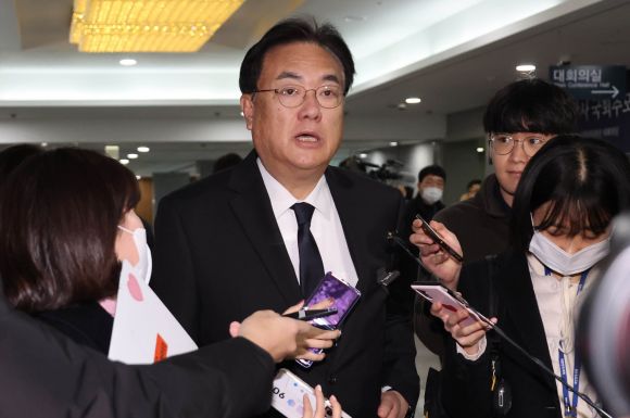 이태원 참사 추모제 참석 뒤 이동하는 정진석 - 국민의힘 이재명 대표가 5일 오전 국회 의원회관 대회의실에서 10.29 이태원 참사 국회추모제에 참석한 뒤 발걸음을 돌리고 있다. 2023.2.5  사진공동취재단