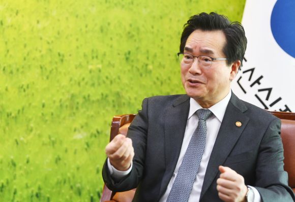 정황근 농림축산식품부 장관이 1일 정부세종청사 집무실에서 가진 서울신문과의 인터뷰에서 반려동물 정책에 대해 설명하고 있다. 2023.2.1안주영 전문기자