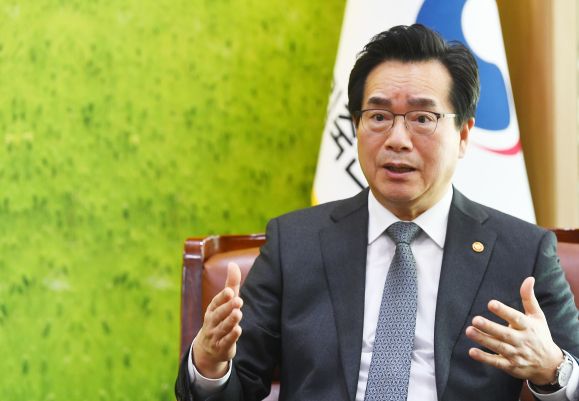 정황근 농림축산식품부 장관이 1일 정부세종청사 집무실에서 가진 서울신문과 인터뷰에서 한우 수출에 대해 말하고 있다. 2023.2.1안주영 전문기자