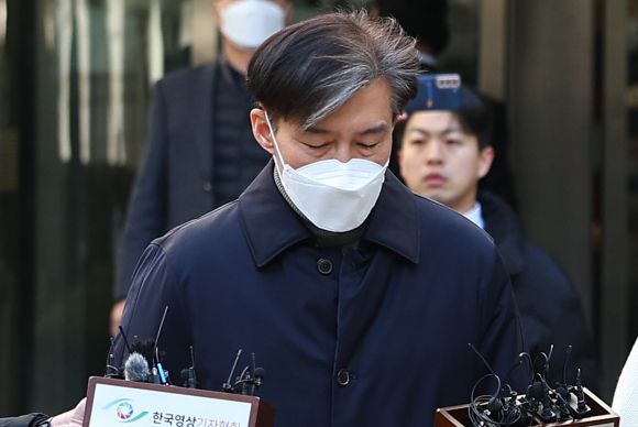 법원 나서는 조국 전 장관 - 자녀 입시비리와 감찰 무마 혐의로 기소된 조국 전 법무부 장관이 지난 3일 오후 서울 서초구 서울중앙지법에서 열린 1심 선고공판에서 징역 2년을 선고받은 뒤 법원을 떠나고 있다. 2023.2.3 연합뉴스