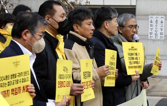 이태호 4.16연대 상임집행위원장 이태호 위원장이 7일 서초구 서울고등법원 앞 삼거리에서 열린 ‘해경지휘부 2심 선고 세월호 가족, 시민 입장발표 기자회견’에서 발언을 하고 있다. 한편 이날 김석균 전 해양경찰청장은 ‘세월호 부실구조’ 관련 2심 선고 공판에서 무죄를 선고 받았다. 2023.02.07 뉴시스