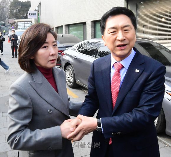 국민의힘 당권 주자인 김기현(오른쪽) 의원과 불출마 선언 후 잠행 중인 나경원 전 의원이 7일 서울 중구의 한 음식점에서 회동한 뒤 나와 악수하고 있다.  홍윤기 기자