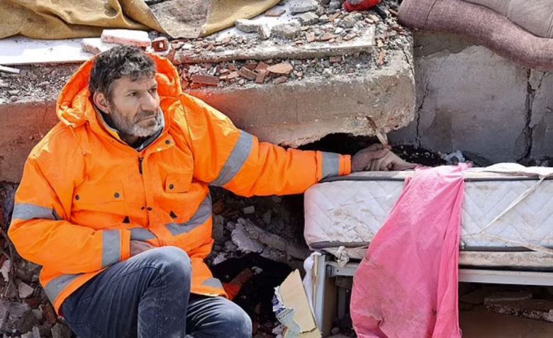 6일(현지시간) 새벽 튀르키예와 시리아 일부 지역이 규모 7.8의 강진으로 폐허가 된 가운데, 7일 튀르키예 중남부에 살던 한 남성이 지진 잔해에 깔려 숨진 15세 딸의 손을 잡고 있다. 2023. 2. 8 AFP 연합뉴스