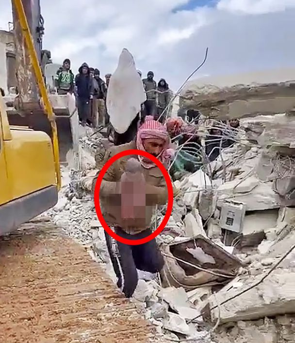 6일(현지시간) 새벽 튀르키예와 시리아 일부 지역이 규모 7.8의 강진으로 폐허가 된 가운데, 지진 발생 10시간이 지난 6일 오후 시리아 진데리스에서는 무너진 건물 잔해 속에서 신생아 한 명이 구조됐다.