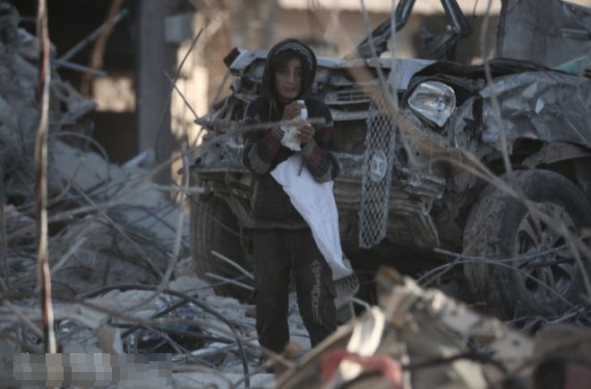 지진 피해로 무너진 시리아 모습. 출처 웨이보