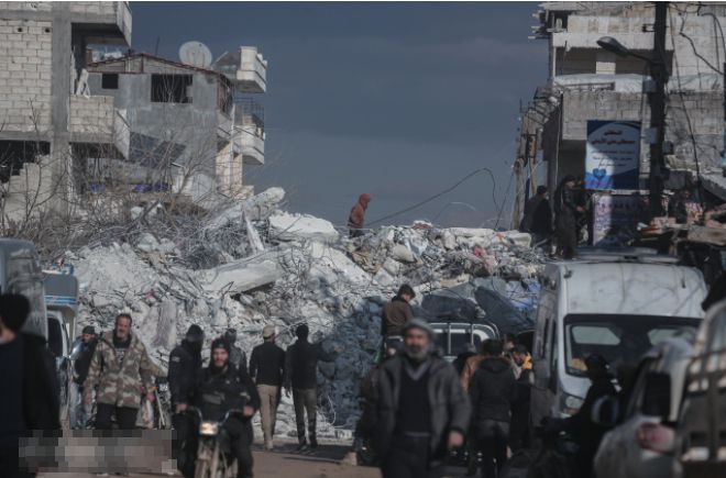 지진 피해로 무너진 시리아 모습. 출처 웨이보