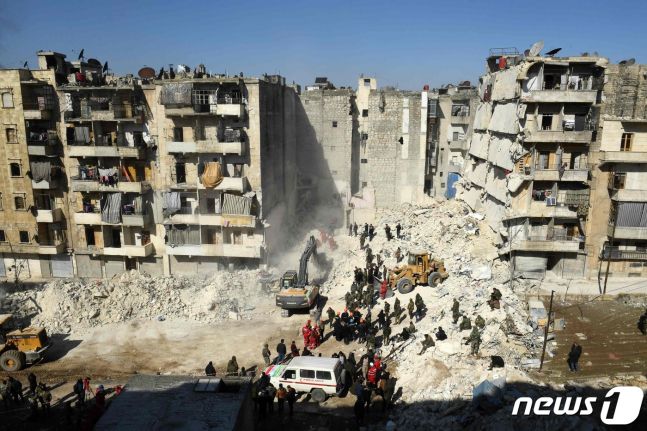 지난 6일 새벽 4시 15분 경 발생한 규모 7.8의 강진으로 완전히 무너져 내린 시리아 북부 알레포의 한 아파트건물 2023.2.9 AFP=뉴스1