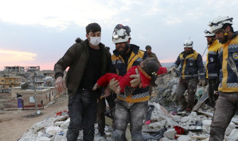 아현지시간으로 지난 10일, 시리아 강진 현장에서 구조되는 어린 아이의 모습. 현재 시리아의 구조 활동은 현지 민간 구조 단체인 ‘화이트 헬멧’(시리아 시민 방위대, 사진)가 거의 맡고 있다.로이터 연합뉴스