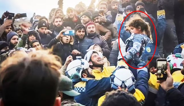 기적 앞에서 격하게 환호하는 구조...시리아 이들리브 지진 피해 현장에서 여자아이 2명(사진은 2명 중 1명), 남자아이 1명을 포함해 일가족 6명이 모두 구조되는 기적이 일어났다