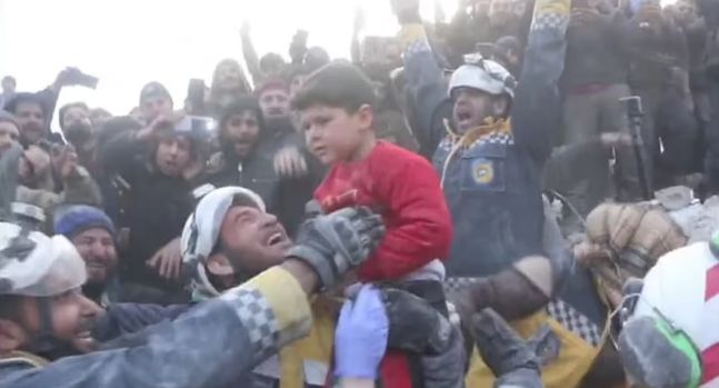 기적 앞에서 격하게 환호하는 구조...시리아 이들리브 지진 피해 현장에서 여자아이 2명, 남자아이 1명(사진)을 포함해 일가족 6명이 모두 구조되는 기적이 일어났다