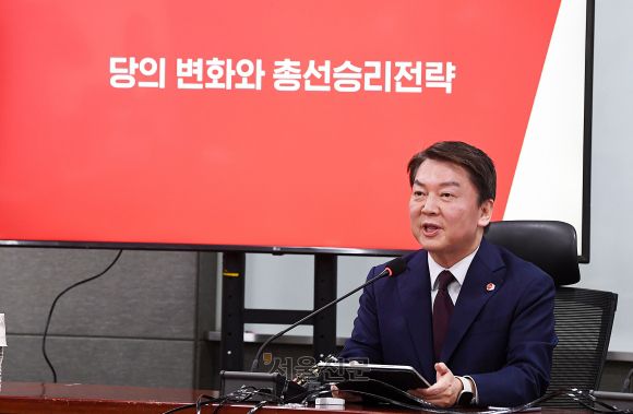 안철수 당대표 후보가 12일 국회 의원회관에서 ‘당의 새로운 변화와 총선 승리 전략’ 발표회를 열고 정책 비전을 밝히고 있다. 오장환 기자