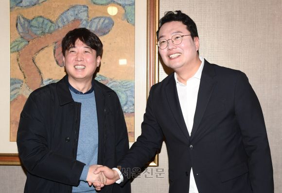 본격 당권 레이스 - 천하람(오른쪽) 당대표 후보가12일 서울 여의도 한 식당에서 이준석계 후보들과 함께한 기자간담회에서 이준석 전 대표와 악수를 나누고 있다. 오장환 기자