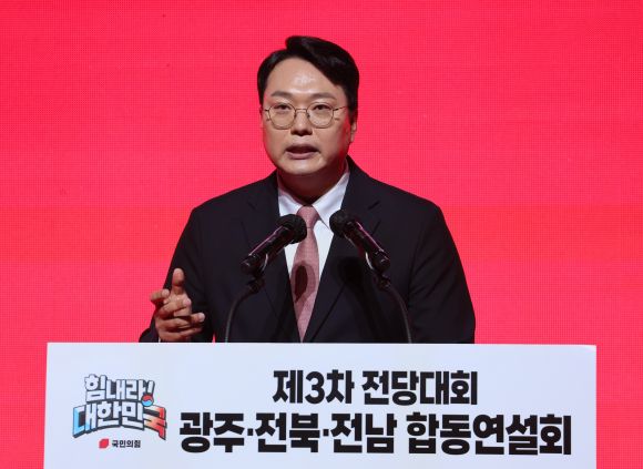 정견발표 하는 천하람 당대표 후보 - 정견발표 하는 천하람 당대표 후보     (광주=연합뉴스) 이정훈 기자 = 국민의힘 천하람 당대표 후보가 16일 오후 광주 김대중컨벤션센터에서 열린 제3차 전당대회 광주·전북·전남 합동연설회에서 정견 발표를 하고 있다. 2023.2.16