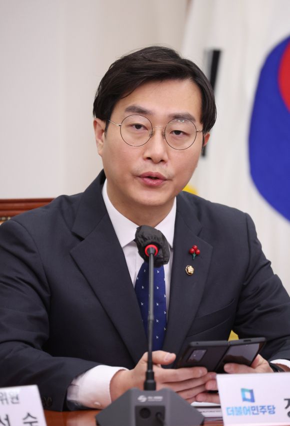 발언하는 장경태 최고위원 - 발언하는 장경태 최고위원     (서울=연합뉴스) 이정훈 기자 = 더불어민주당 장경태 최고위원이 6일 오전 국회에서 열린 최고위원회의에서 발언하고 있다. 2022.12.26      uwg806@yna.co.kr (끝)