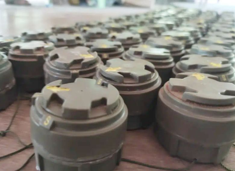 미얀마 3살 아이의 양쪽 다리를 앗아간 지뢰. AP 연합뉴스