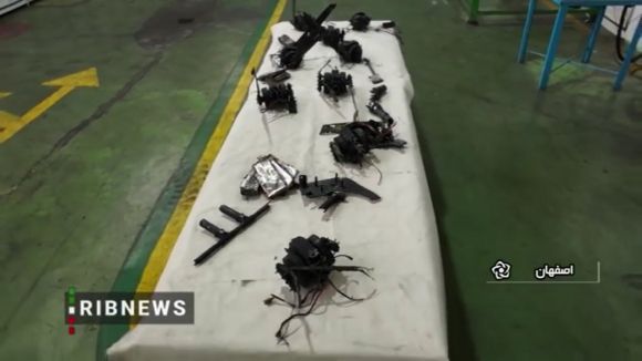 28일(현지시간) 오후 11시 30분쯤 이란 수도 테헤란에서 남쪽으로 약 350㎞ 떨어진 이스파한주(州) 군수공장이 정체불명의 무인기(드론) 공격을 받았다. 사진은 현장에서 수거된 무인기 잔해. 2023.1.29 타스님통신