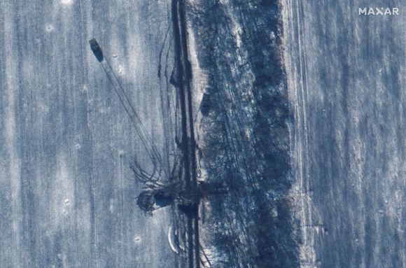 8일(현지시간) 우크라이나 동부 도네츠크 부흘레다르에서 좁은 길을 따라 배치된 장갑차. 우크라이나군은 최근 2주간 군용 드론을 동원해 부흘레다르에서의 러시아군 졸전을 영상으로 기록했다. 2023.2.11 로이터 연합뉴스